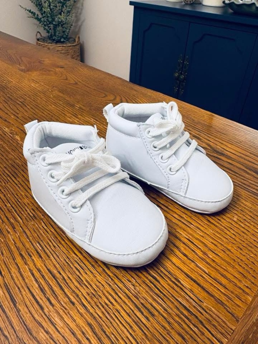 NWOT Lucky Brand Classic White Kids Lace-Up Sneakers - Soft Sole Casual Size 2